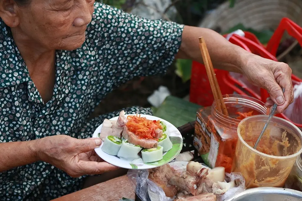 B&aacute;nh cuốn t&ocirc;m chua - Mỹ vị của cung đ&igrave;nh Huế trong m&oacute;n ăn d&acirc;n d&atilde;, b&igrave;nh dị 5