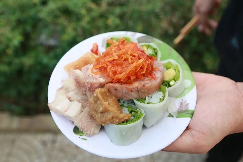 B&aacute;nh cuốn t&ocirc;m chua - Mỹ vị của cung đ&igrave;nh Huế trong m&oacute;n ăn d&acirc;n d&atilde;, b&igrave;nh dị 8