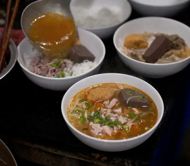 B&uacute;n b&ograve; cơm nguội Huế: M&oacute;n ăn d&acirc;n d&atilde; đượm hồn cố đ&ocirc; 4