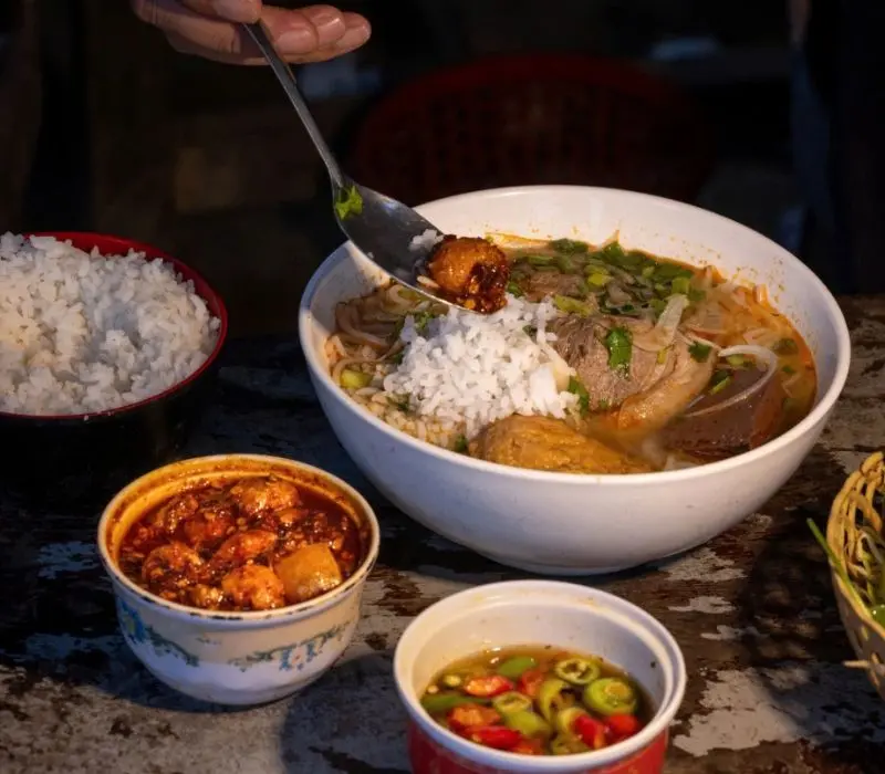 B&uacute;n b&ograve; cơm nguội Huế: M&oacute;n ăn d&acirc;n d&atilde; đượm hồn cố đ&ocirc; 2
