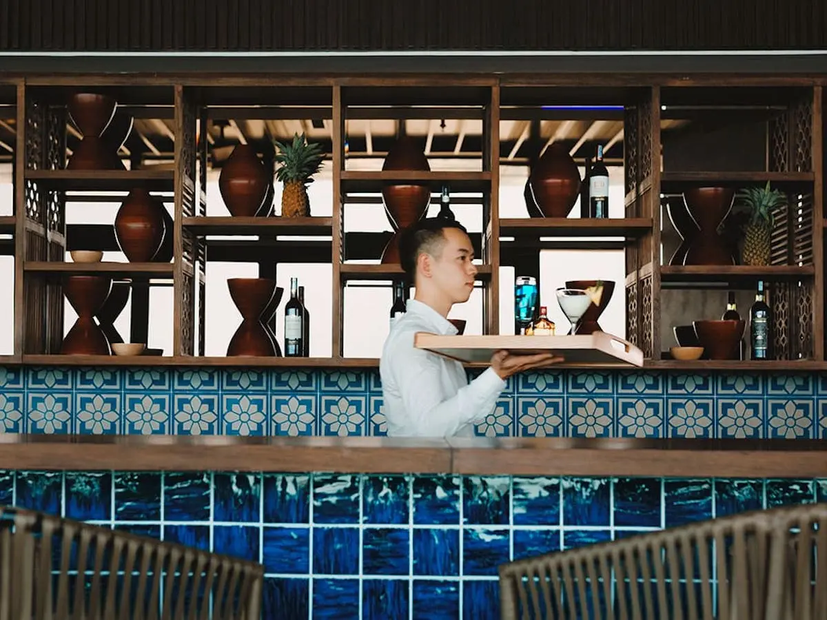 Chill cảnh đ&ecirc;m hoa lệ tại Sky Bar Huế 6