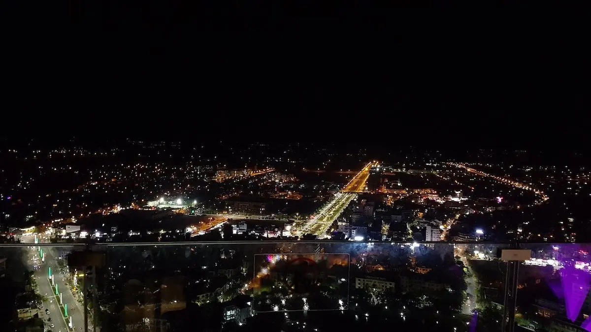 Chill cảnh đ&ecirc;m hoa lệ tại Sky Bar Huế 8