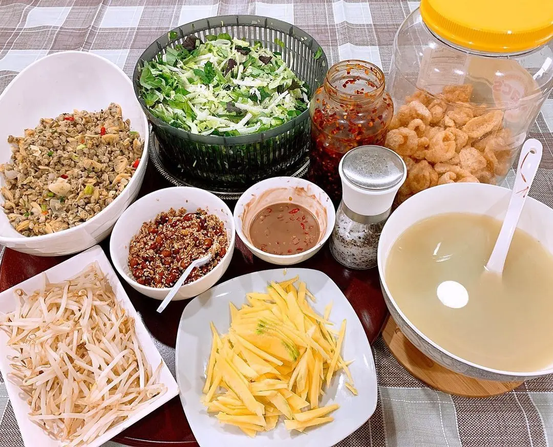 Cơm hến - Từ m&oacute;n ăn nh&agrave; ngh&egrave;o đến tinh hoa ẩm thực xứ Huế 5