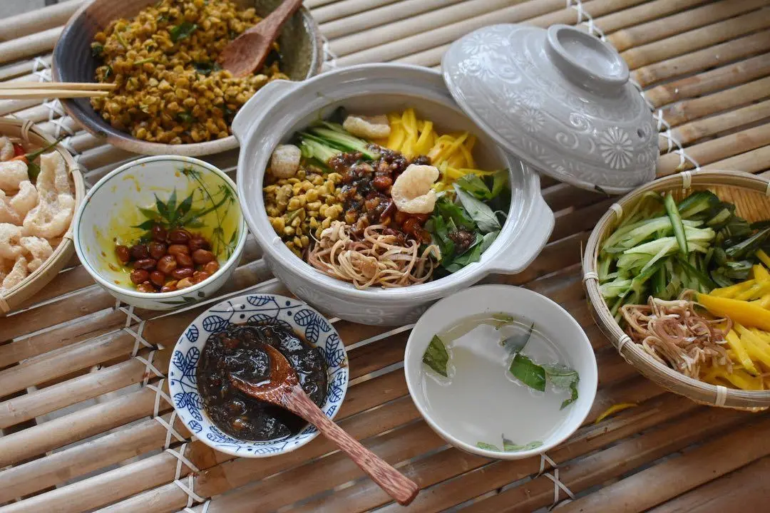 Cơm hến - Từ m&oacute;n ăn nh&agrave; ngh&egrave;o đến tinh hoa ẩm thực xứ Huế 3