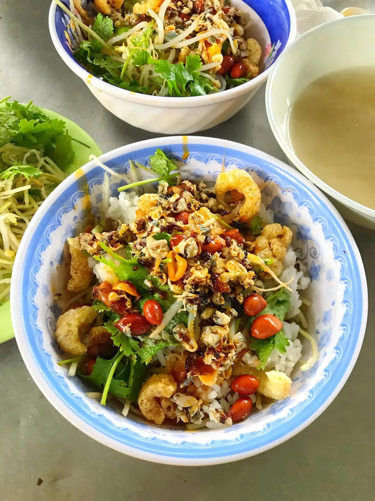 Cơm hến - Từ m&oacute;n ăn nh&agrave; ngh&egrave;o đến tinh hoa ẩm thực xứ Huế 4