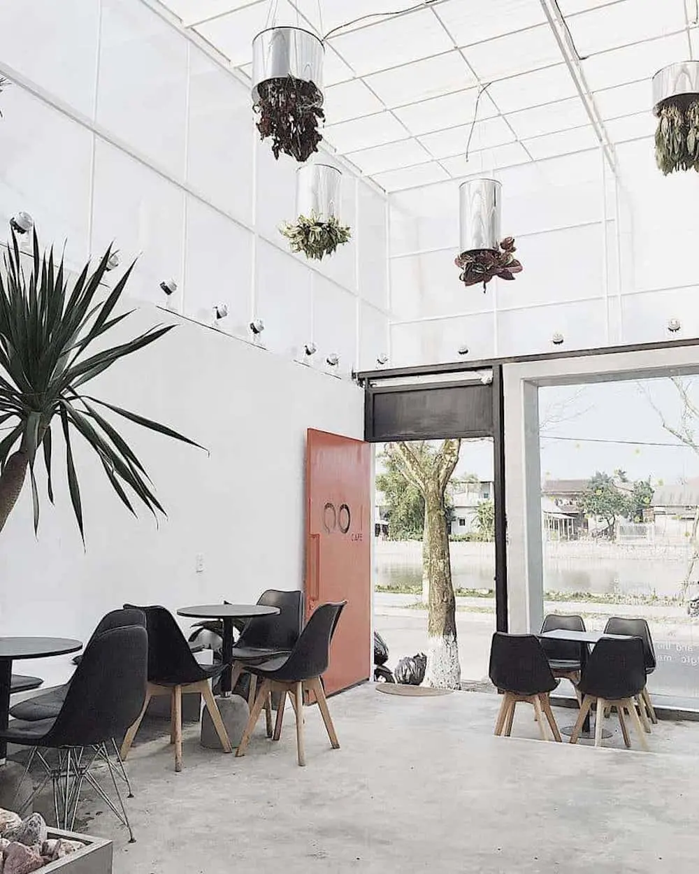 Đam m&ecirc; phong c&aacute;ch tối giản th&igrave; nhớ lưu lại địa chỉ của OO Cafe Huế 5