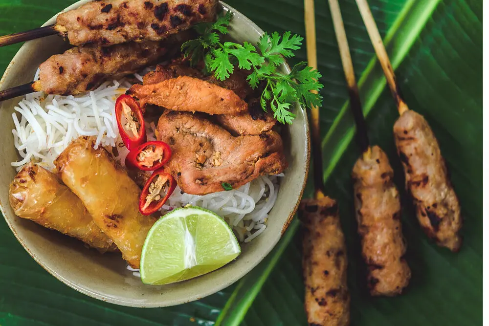 Đến Cố Đ&ocirc; phải thưởng thức m&oacute;n nem lụi Huế trứ danh 4