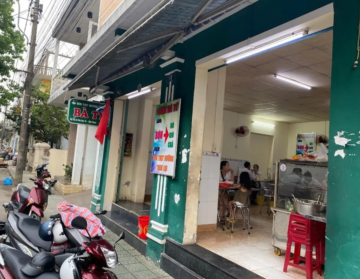 Đến Huế l&agrave; phải gh&eacute; ngay đến qu&aacute;n b&uacute;n thịt nướng b&agrave; T&yacute;, ngon qu&ecirc;n lối về 4