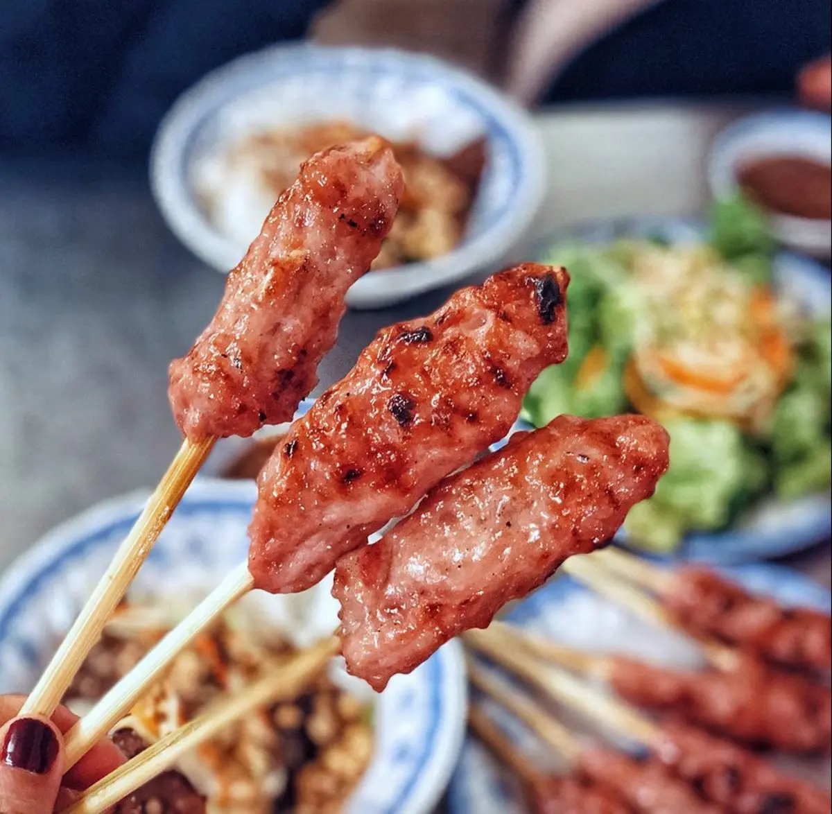 Đến Huế l&agrave; phải gh&eacute; ngay đến qu&aacute;n b&uacute;n thịt nướng b&agrave; T&yacute;, ngon qu&ecirc;n lối về 7