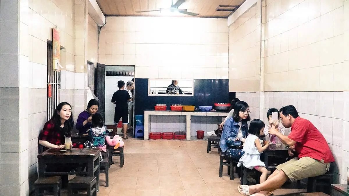 Đến Huế th&igrave; nhớ tạt ngang qu&aacute;n ch&egrave; Linh Lan l&acirc;u đời nhất ở đất Thần Kinh 2
