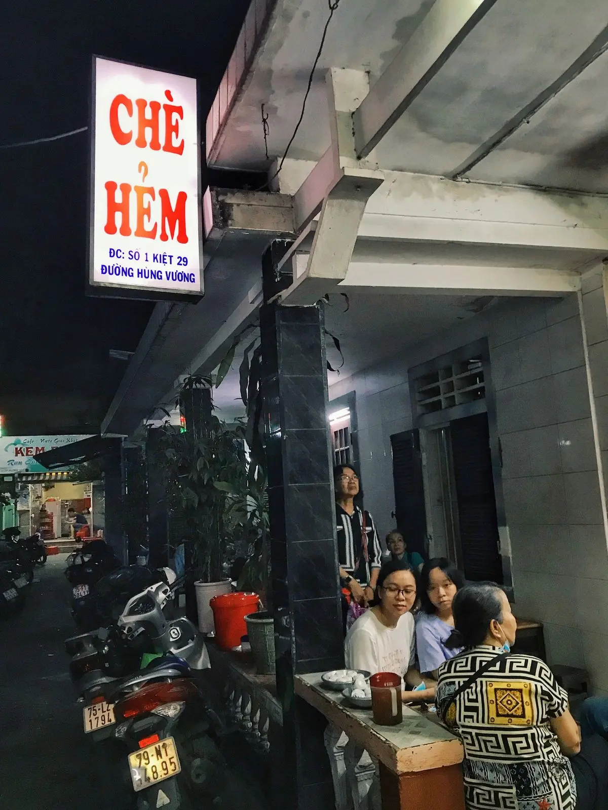 Đến Huế th&igrave; nhớ tạt ngang qu&aacute;n ch&egrave; Linh Lan l&acirc;u đời nhất ở đất Thần Kinh 4