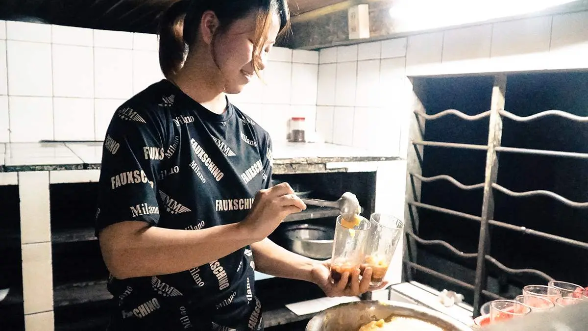 Đến Huế th&igrave; nhớ tạt ngang qu&aacute;n ch&egrave; Linh Lan l&acirc;u đời nhất ở đất Thần Kinh 8