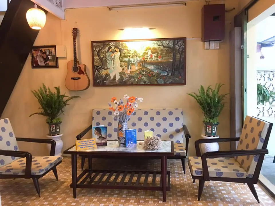 Đến tiệm c&agrave; ph&ecirc; Mắt Biếc để ngắm nh&igrave;n căn nh&agrave; của H&agrave; Lan 8