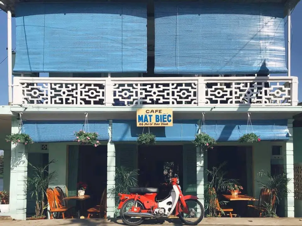 Đến tiệm c&agrave; ph&ecirc; Mắt Biếc để ngắm nh&igrave;n căn nh&agrave; của H&agrave; Lan 2