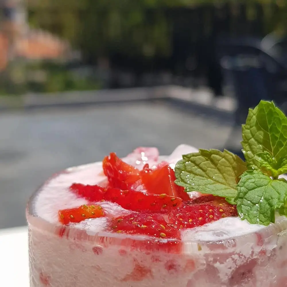 Dịch không vi vu nước ngoài được thì ghé Quinoa Café để có ảnh check-in như ở trời Tây 10