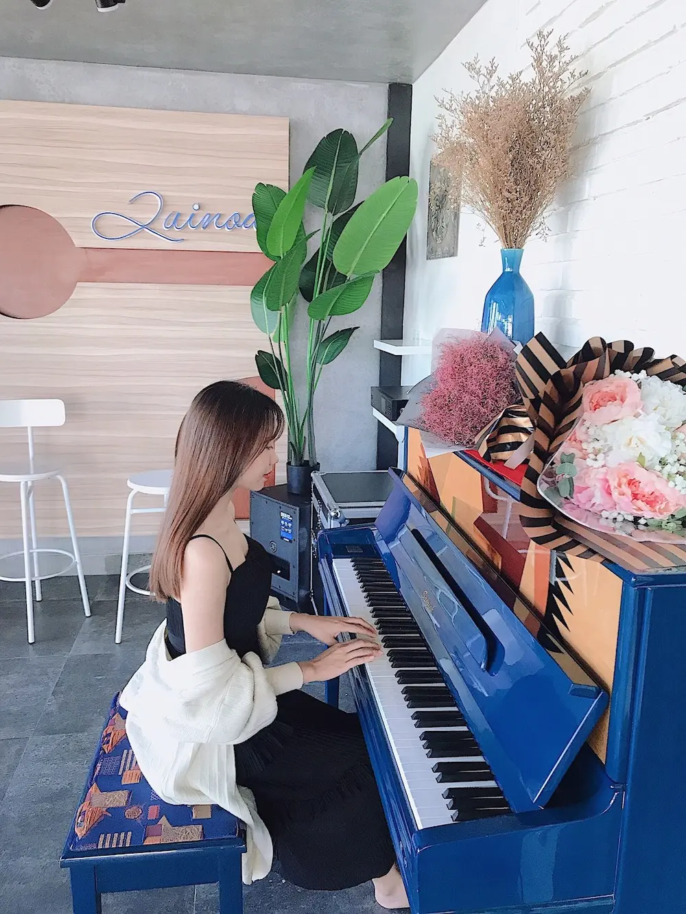 Dịch không vi vu nước ngoài được thì ghé Quinoa Café để có ảnh check-in như ở trời Tây 18