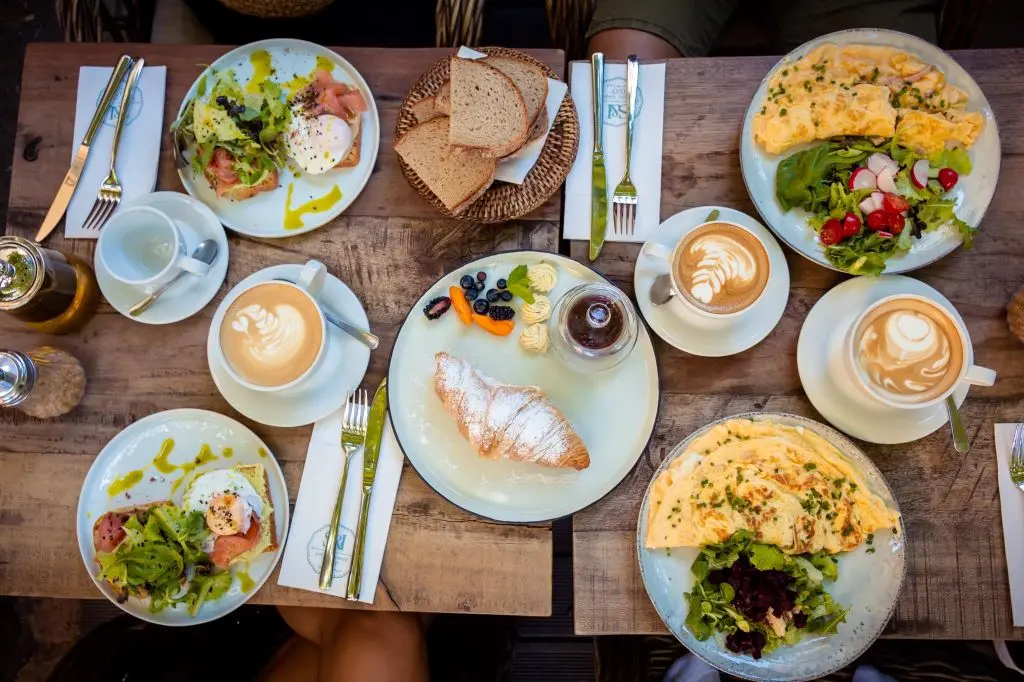 H&ograve;a v&agrave;o Hue Cafe Roastery để thưởng thức kh&ocirc;ng gian &acirc;m nhạc mộc mạc tại Huế 7