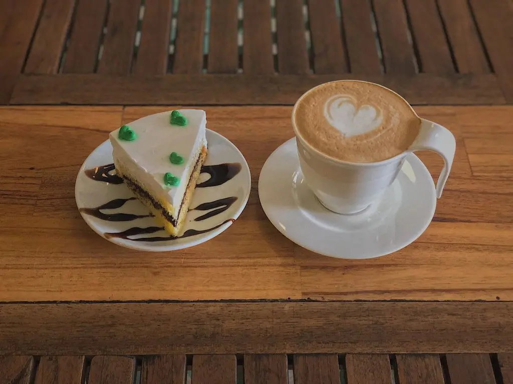 H&ograve;a v&agrave;o Hue Cafe Roastery để thưởng thức kh&ocirc;ng gian &acirc;m nhạc mộc mạc tại Huế 6