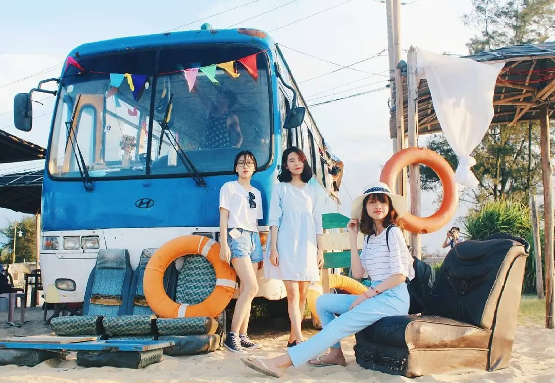 Khám phá Bus Café – Quán cà phê có view biển cực đẹp tại Huế 4