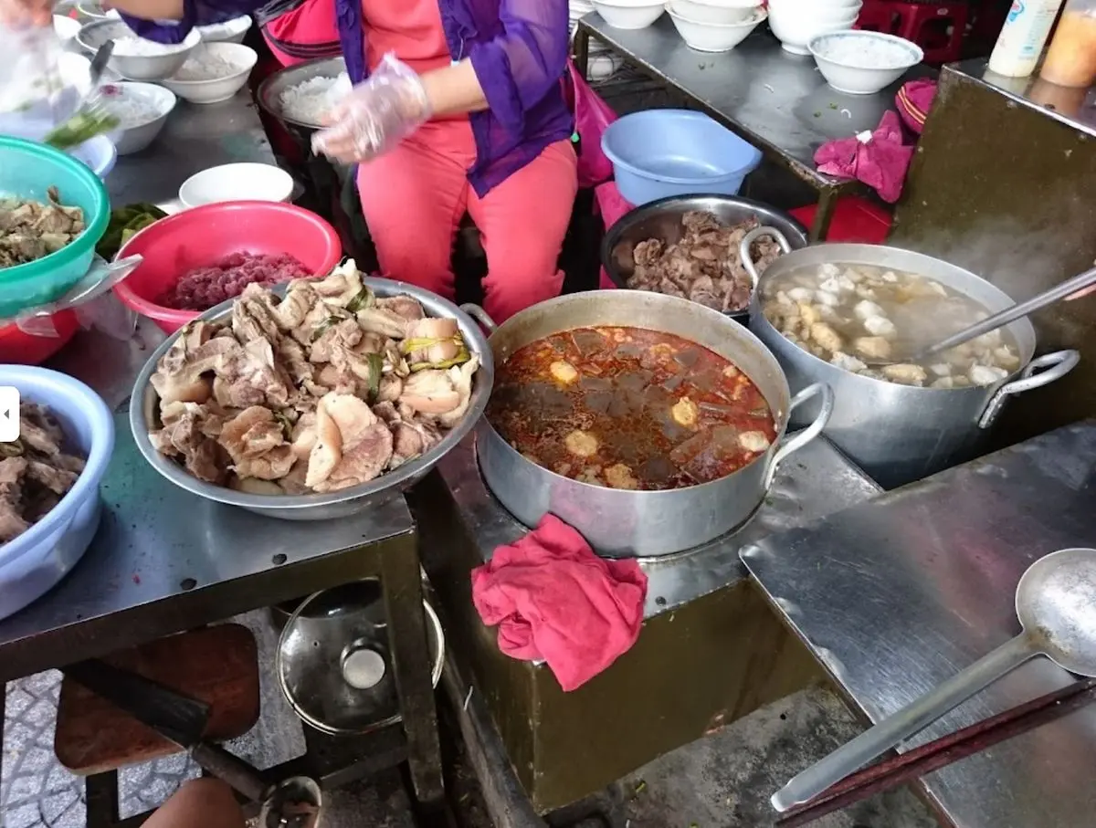 Kh&aacute;m ph&aacute; qu&aacute;n B&uacute;n B&ograve; Huế B&agrave; Tuyết, mỗi ng&agrave;y b&aacute;n 5 nồi 5