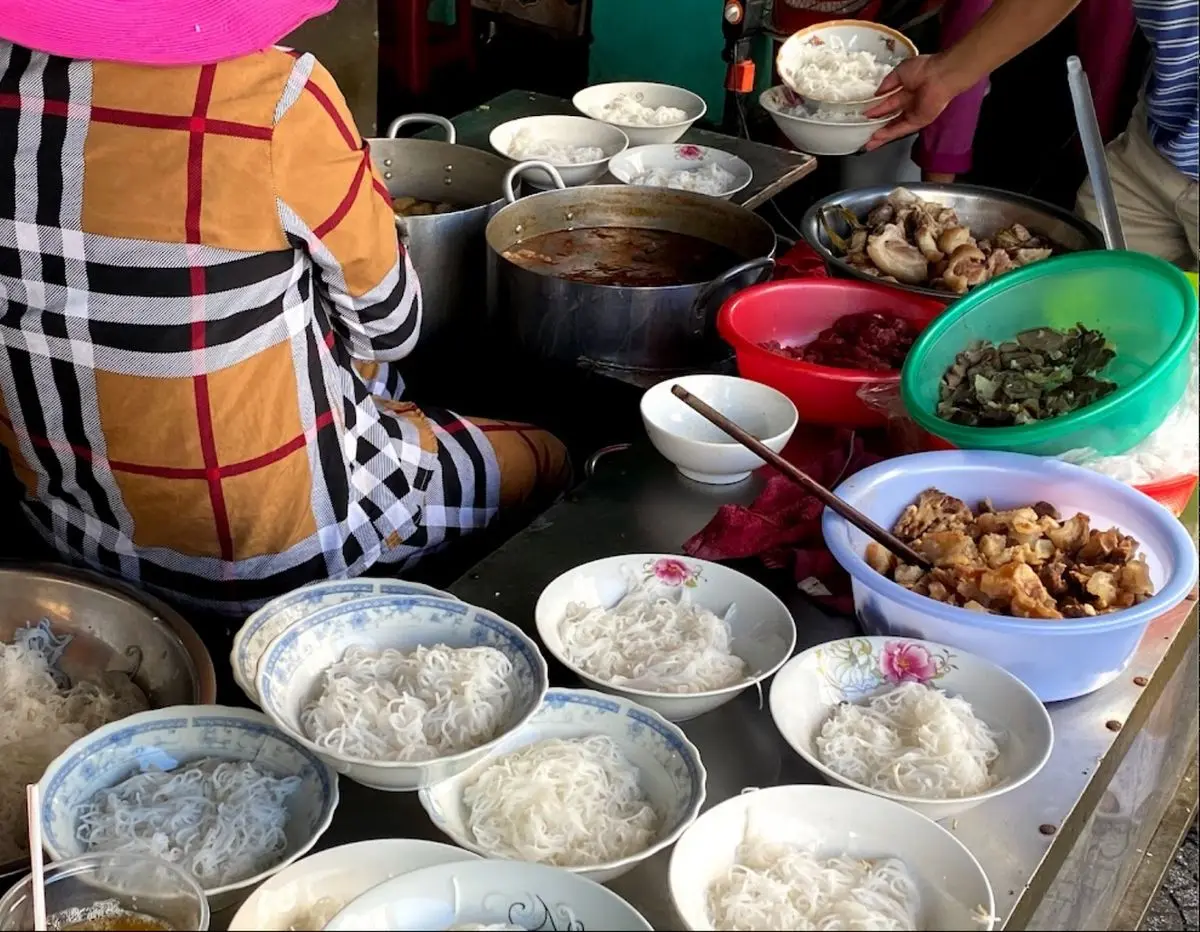 Kh&aacute;m ph&aacute; qu&aacute;n B&uacute;n B&ograve; Huế B&agrave; Tuyết, mỗi ng&agrave;y b&aacute;n 5 nồi 4