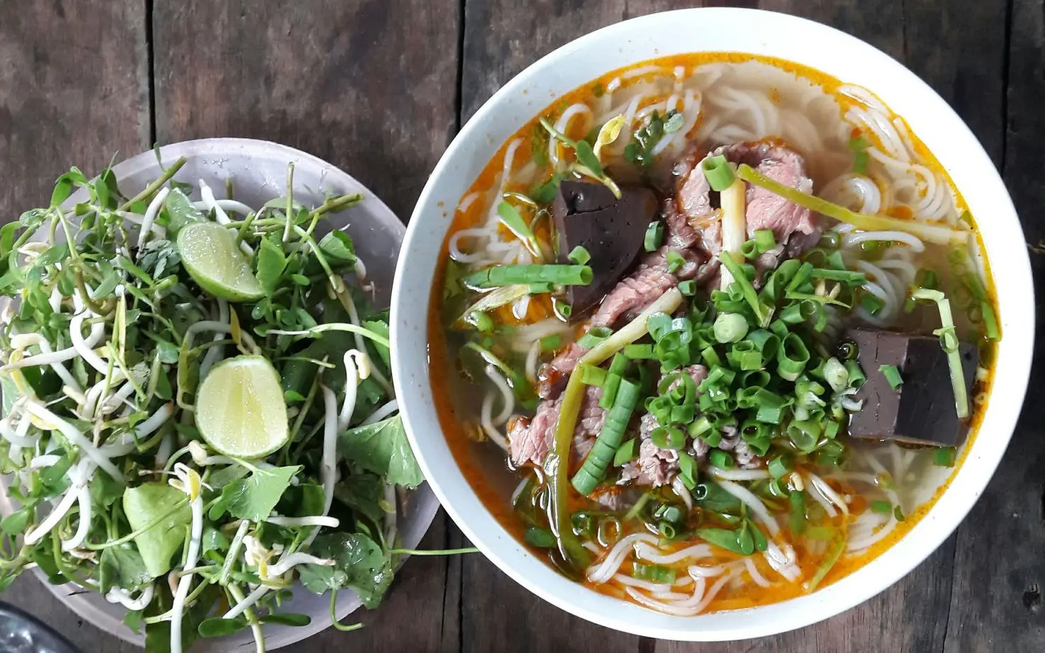 Kh&aacute;m ph&aacute; qu&aacute;n B&uacute;n B&ograve; Huế B&agrave; Tuyết, mỗi ng&agrave;y b&aacute;n 5 nồi 6