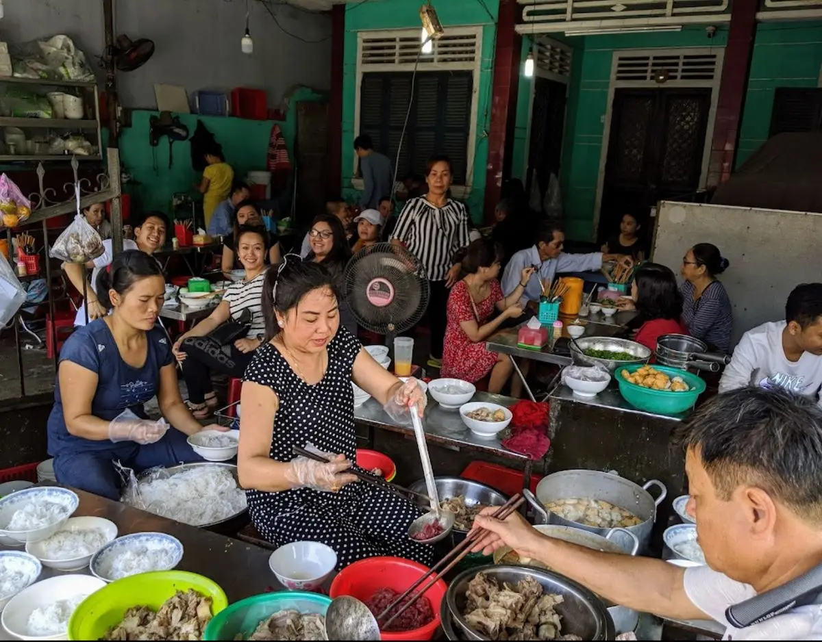 Kh&aacute;m ph&aacute; qu&aacute;n B&uacute;n B&ograve; Huế B&agrave; Tuyết, mỗi ng&agrave;y b&aacute;n 5 nồi 7