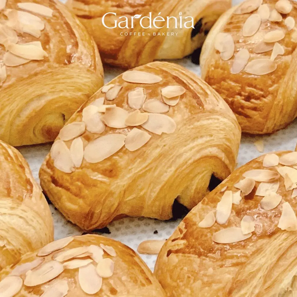 Mơ m&agrave;ng nước ngon, b&aacute;nh ngọt tại Gard&eacute;nia Coffee Bakery 14