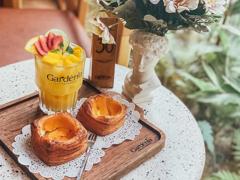 Mơ m&agrave;ng nước ngon, b&aacute;nh ngọt tại Gard&eacute;nia Coffee Bakery 8