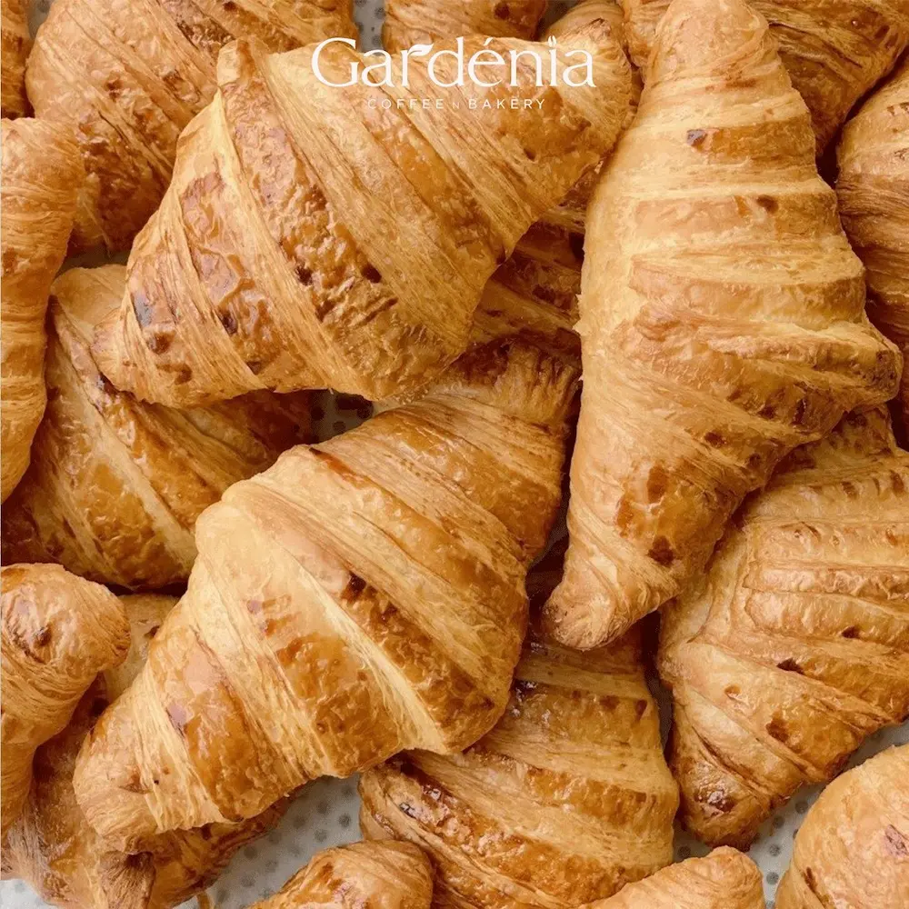 Mơ m&agrave;ng nước ngon, b&aacute;nh ngọt tại Gard&eacute;nia Coffee Bakery 16