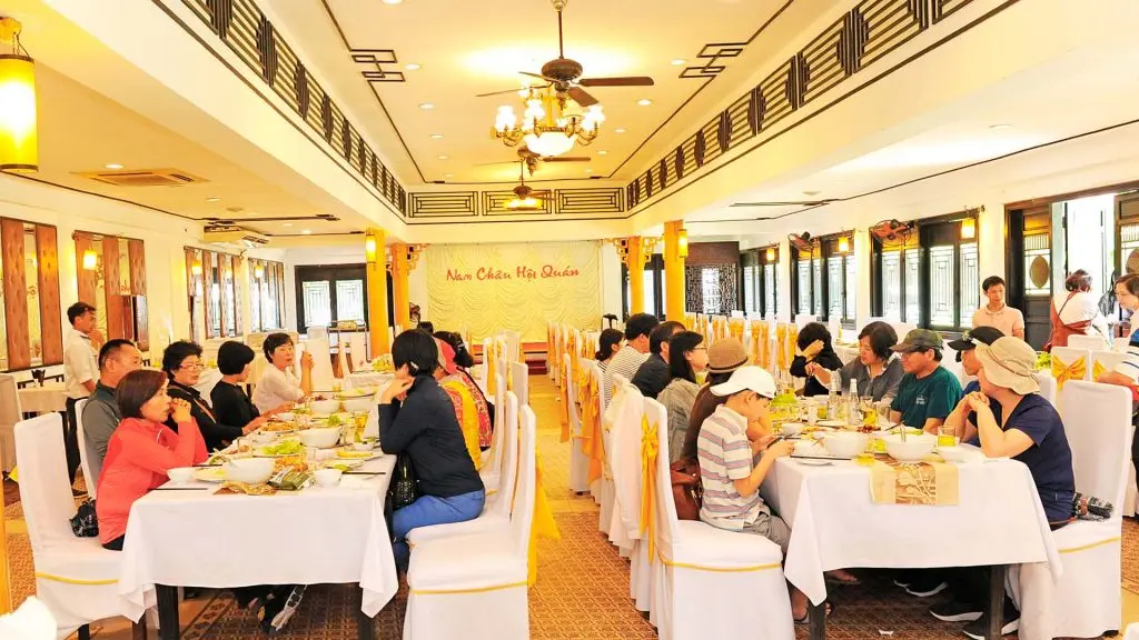 Nh&agrave; h&agrave;ng Nam Ch&acirc;u Hội qu&aacute;n - Một trong những nh&agrave; h&agrave;ng xuất hiện sớm nhất xứ Huế 9