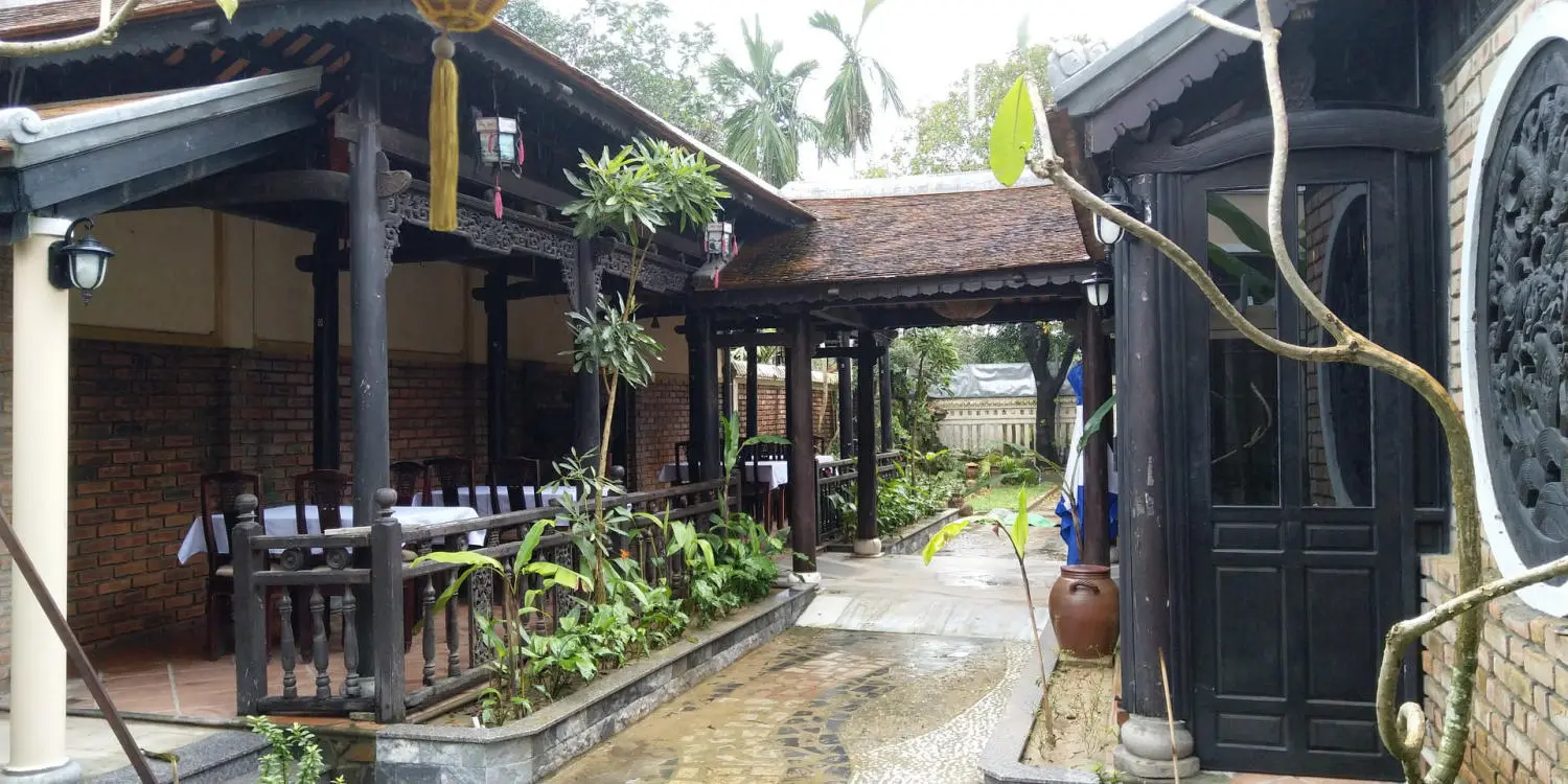 Nh&agrave; vườn &Yacute; Thảo - Kh&ocirc;ng gian thưởng thức ẩm thực xứ Huế v&ocirc; c&ugrave;ng cổ k&iacute;nh 8