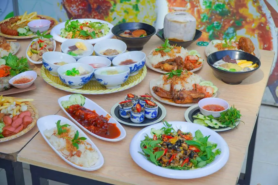 Những m&oacute;n ăn đ&ecirc;m Huế được người d&acirc;n cố đ&ocirc; y&ecirc;u th&iacute;ch nhất 9