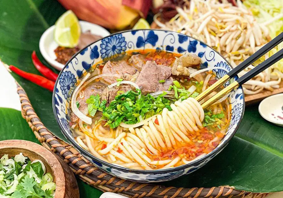 Những m&oacute;n ăn đ&ecirc;m Huế được người d&acirc;n cố đ&ocirc; y&ecirc;u th&iacute;ch nhất 7