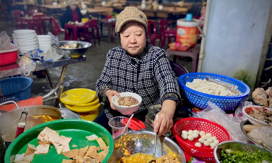 Những m&oacute;n ăn đ&ecirc;m Huế được người d&acirc;n cố đ&ocirc; y&ecirc;u th&iacute;ch nhất 4