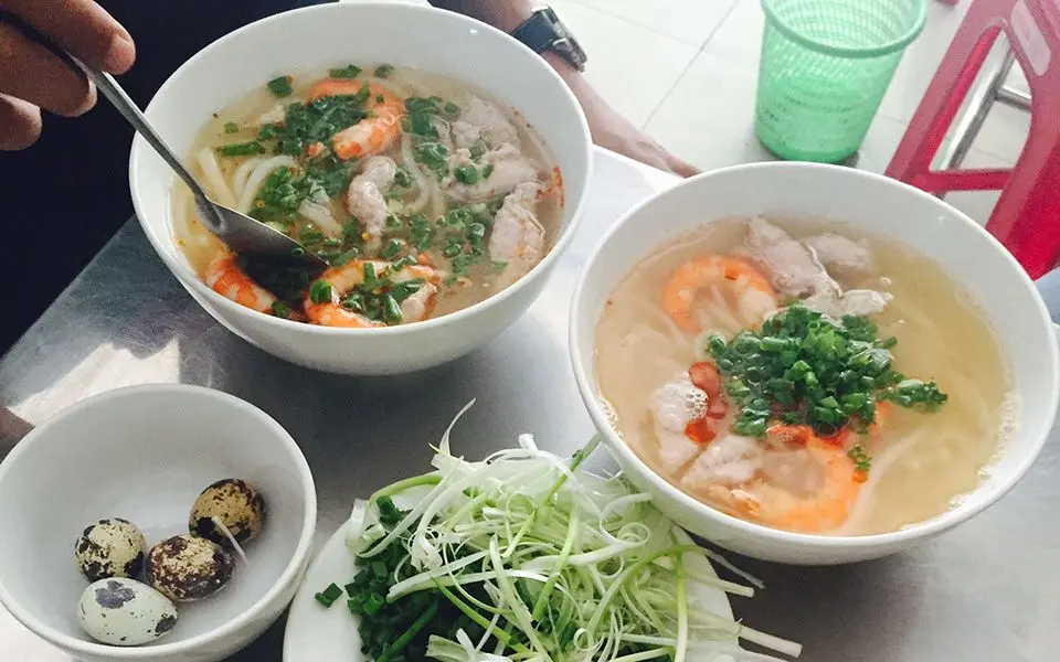 Oanh tạc quán bánh canh bà Đợi thơm ngon lẫy lừng xứ Huế 6