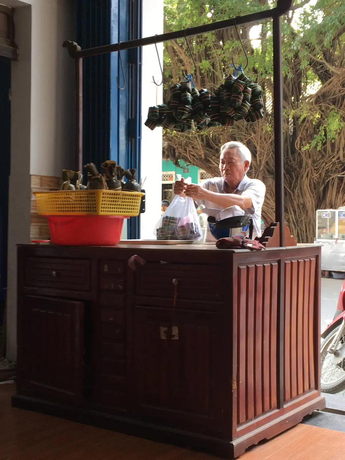 Thương nhớ hương vị đặc sản cố đô ngập tràn con phố nem chả tré Đào Duy Từ 6