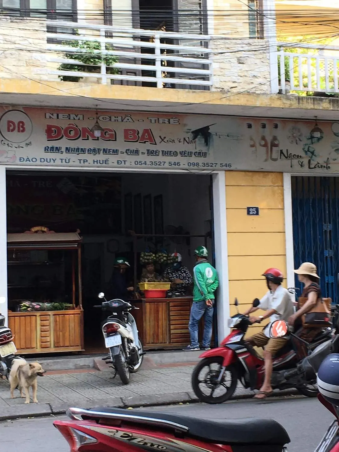 Thương nhớ hương vị đặc sản cố đô ngập tràn con phố nem chả tré Đào Duy Từ 5