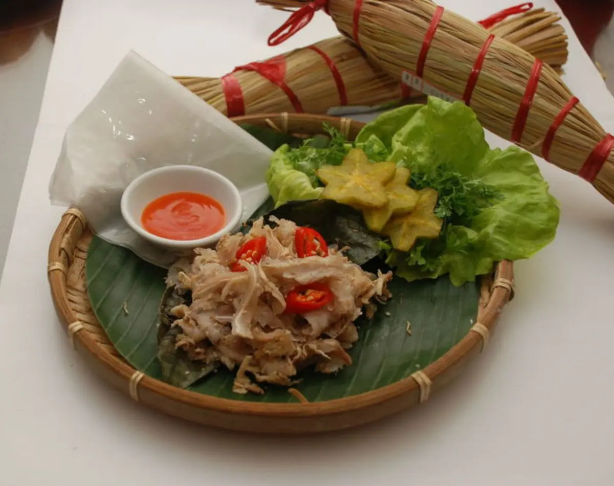 Thương nhớ hương vị đặc sản cố đô ngập tràn con phố nem chả tré Đào Duy Từ 2