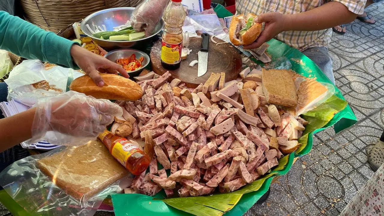 Thưởng thức chả nướng ống tre - M&oacute;n ăn độc đ&aacute;o của người d&acirc;n xứ Huế 6