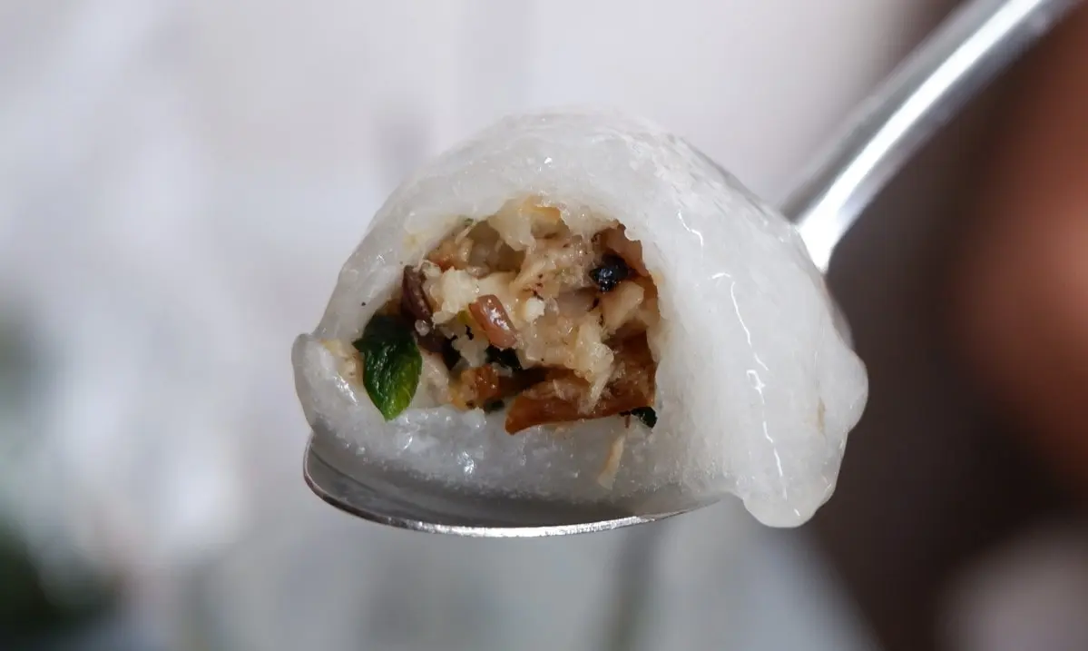 Thưởng thức ch&egrave; heo quay, m&oacute;n đặc sản lạ miệng xứ Cố đ&ocirc; 5