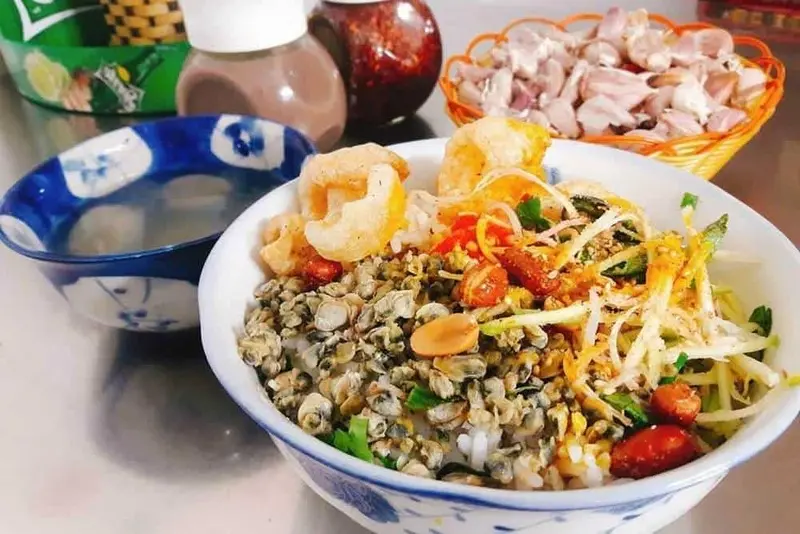 Thưởng thức trọn vẹn hương vị cố đ&ocirc; với 10 m&oacute;n đặc sản Huế hấp dẫn 4