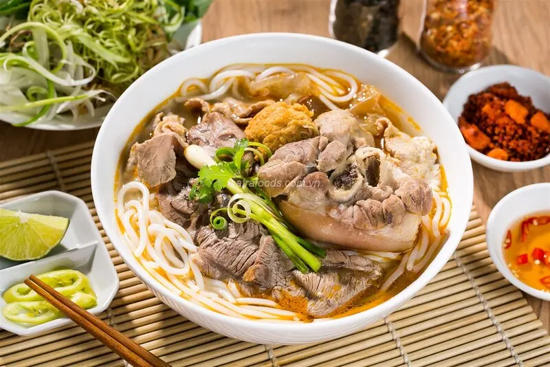 Thưởng thức trọn vẹn hương vị cố đ&ocirc; với 10 m&oacute;n đặc sản Huế hấp dẫn 3