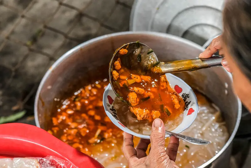 Thưởng thức trọn vẹn hương vị cố đ&ocirc; với 10 m&oacute;n đặc sản Huế hấp dẫn 10