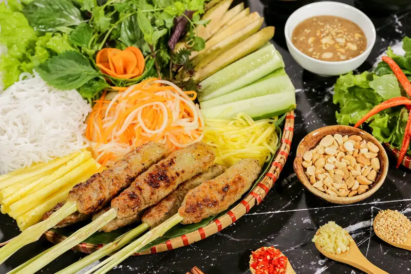 Thưởng thức trọn vẹn hương vị cố đ&ocirc; với 10 m&oacute;n đặc sản Huế hấp dẫn 7