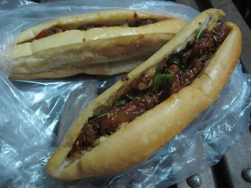 Top 8 địa chỉ b&aacute;nh m&igrave; đ&ecirc;m thơm ngon nức tiếng m&agrave; bạn kh&ocirc;ng thể bỏ lỡ 3