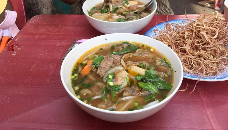 V&igrave; sao bạn kh&ocirc;ng n&ecirc;n bỏ qua qu&aacute;n b&uacute;n huế Nguyễn Du? 3
