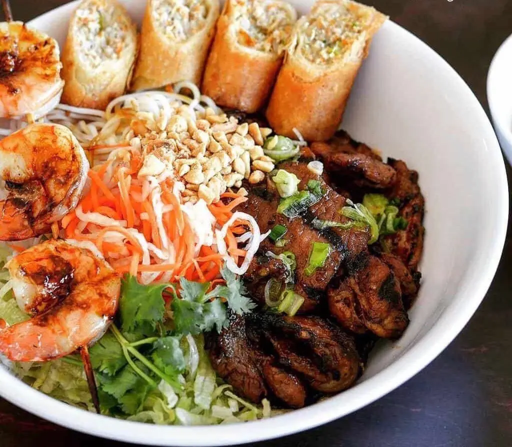 Đến Huế là phải ghé ngay đến quán bún thịt nướng bà Tý, ngon quên lối về