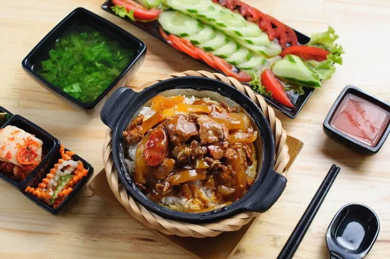 Đến nhà hàng cơm niêu Lửa Việt để được quây quần bên mâm cơm gia đình