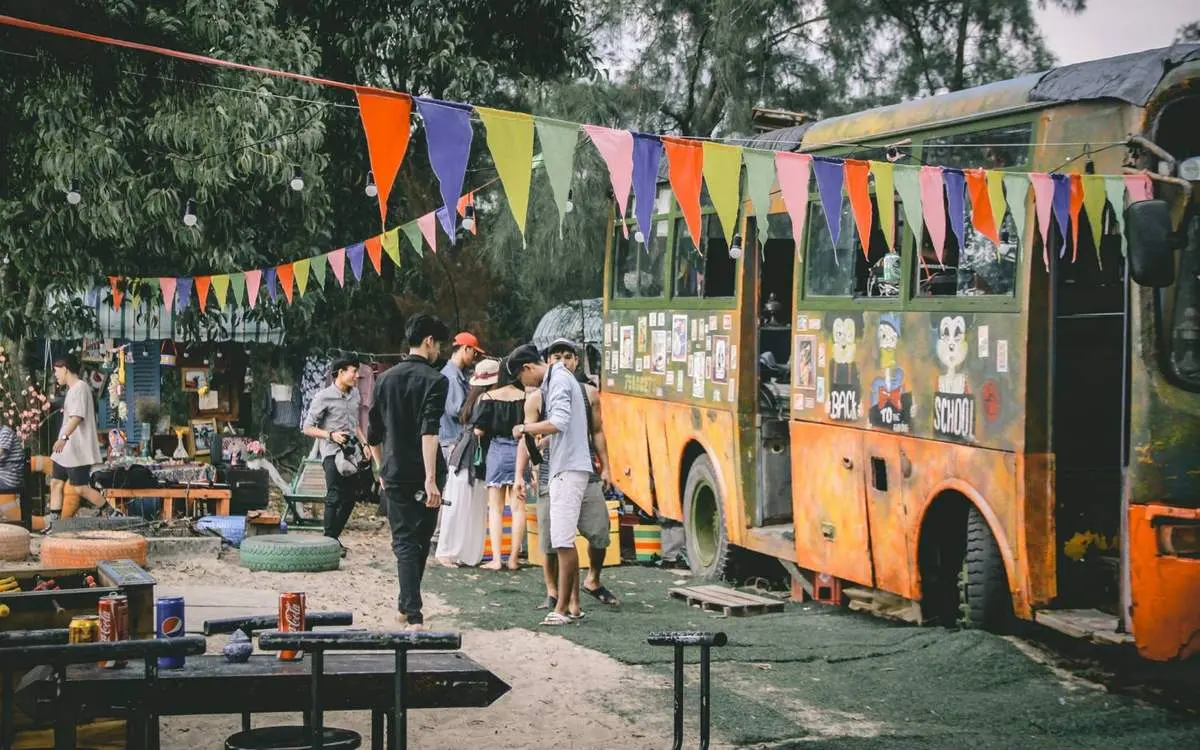 Khám phá Bus Café – Quán cà phê có view biển cực đẹp tại Huế
